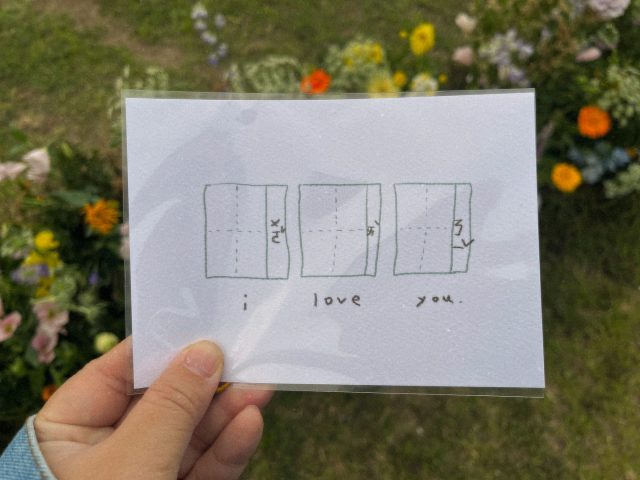 我們是愛在心裡口難開

/

今天店裡來了一組自由行阿公阿嬤

阿公提及我們爸媽以前對我們就是不善於表達愛

所以當我們成為爸媽後對自己的小孩也是如此彆扭

但現在看到孫子就會大喊：「心肝寶貝～」

阿嬤說：「教育的事情就交給他們爸媽，我們阿公阿嬤就負責疼愛就好，如果理念不同就尊重他們的爸媽。」

時常聽到一些三代同堂的教育理念衝突

或許

阿公阿嬤們的寵愛是彌補當初給不了兒女的告白

/

傍晚去市集幫忙大白撤攤時

剛好在 @etude2015 的攤位看到這張明信片

「練習說愛」

我想是希望我把這感觸記錄下來

離開前

熱情的店長送了我他的個人小卡給我說：我來這裡學習就是希望有朝一日可以回自己的家鄉開書店！

實在太可愛了～祝福你🌹

/

想生的給予祝福
不想生的給予尊重

我想未來的孩子們都能在愛裡自由成長成自己🧡

#走走池上 #關於你我的對話